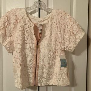 NWT Lacey look/crinkle cap sleeve summer jacket. Fully lined.